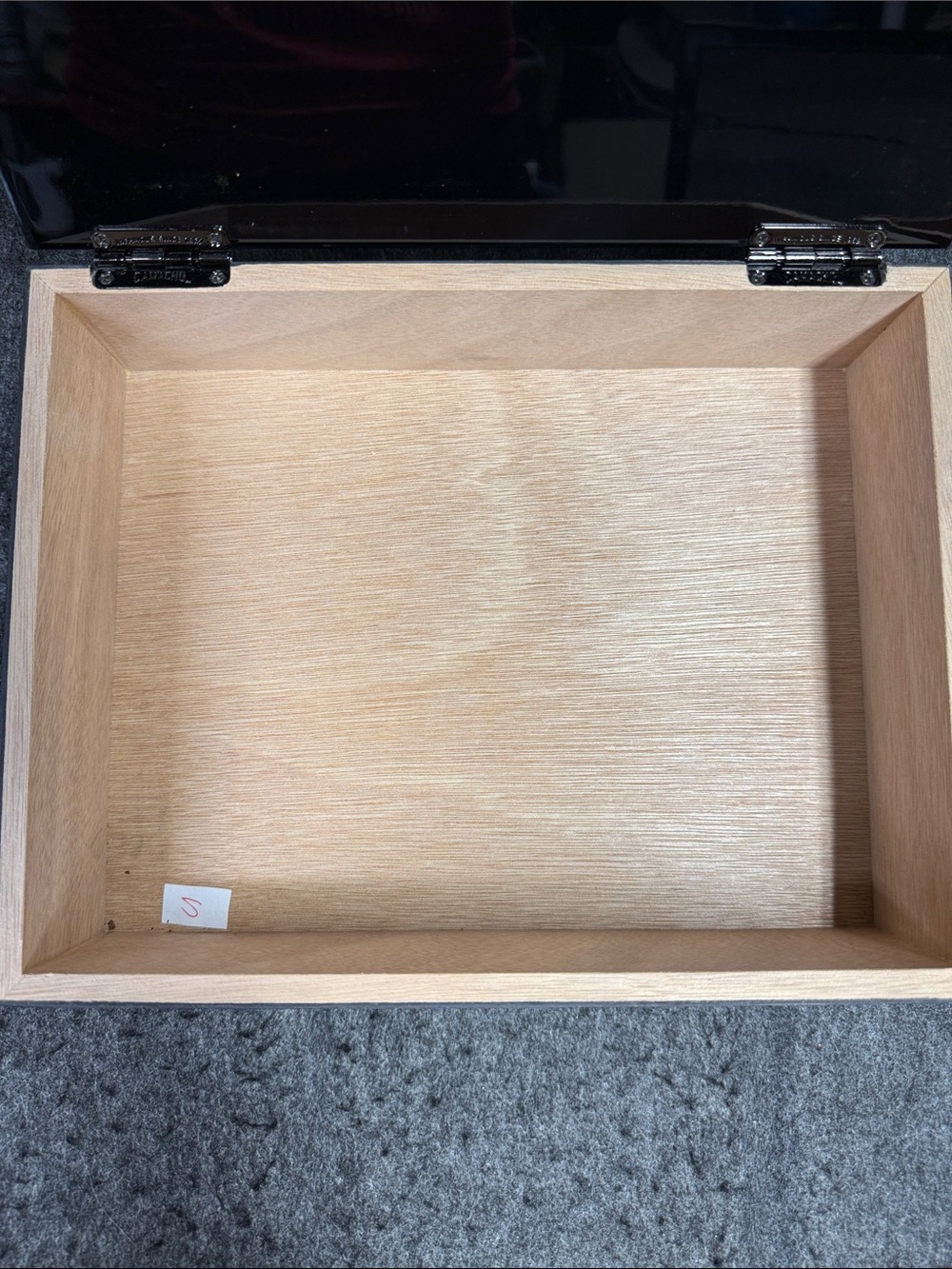 Camacho Black Gloss Finish Cigar Box - Picture 8 of 14